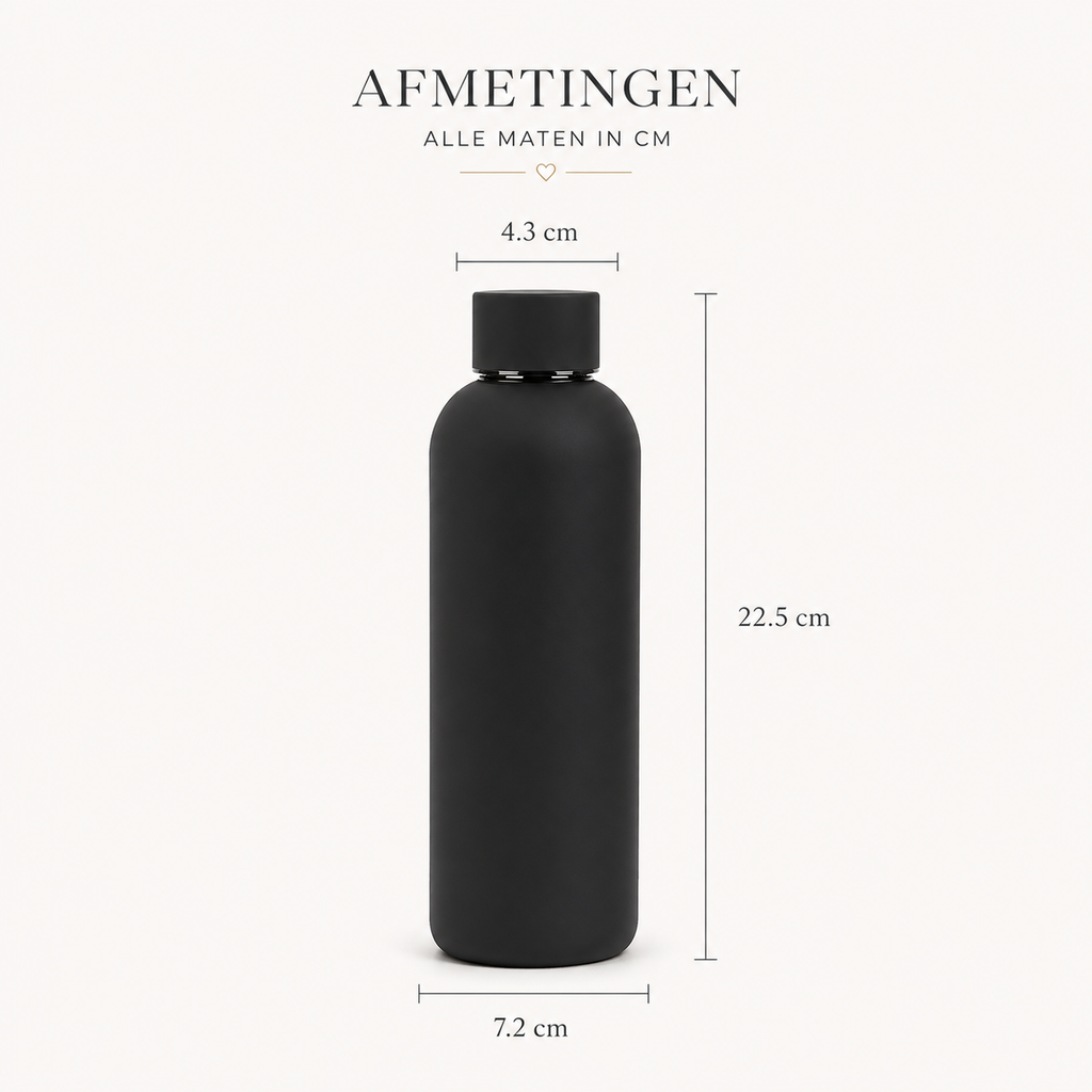 Afmetingen van de drinkfles met naam: 22,5 cm hoog en 7,2 cm doorsnede