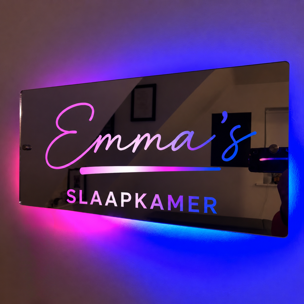 Verlicht naambord met naam in de kinderkamer